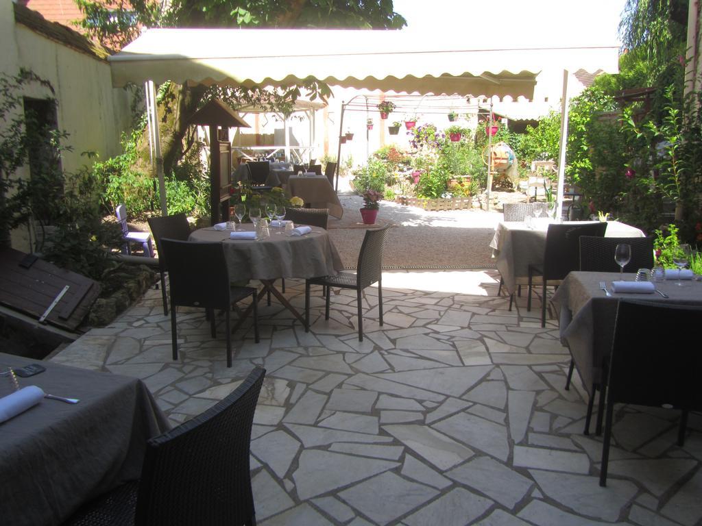 Logis Hotel Au Croissant Buzancais Exterior photo